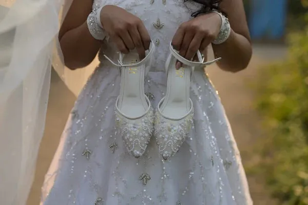 Crescent (Bridal white) (Pearl and bead Pointy close Kitten Heel)